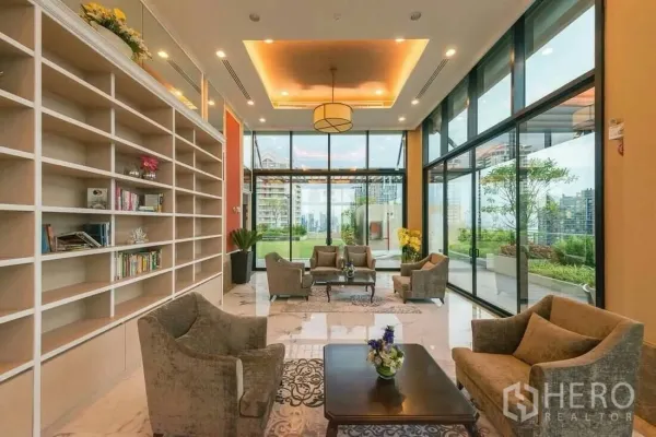 คอนโด ให้เช่าในSathon, Bangkok - ห้องเลานจ์ส่วนกลางพร้อมชั้นหนังสือ โซฟา และวิวสวนระเบียงของคอนโด