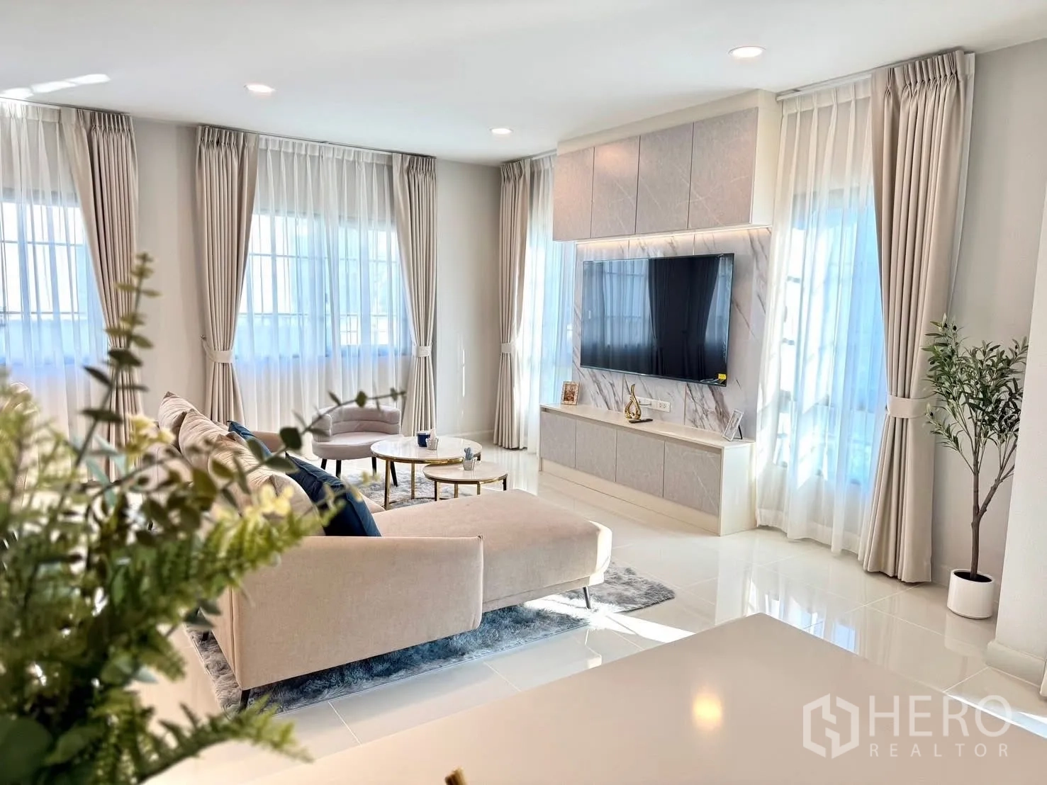 บ้าน for rent in Bang Phli, Samut Prakan - ห้องนั่งเล่นรับแสงดี หน้าต่างสูง ผ้าม่านโปร่ง และทีวีติดผนัง