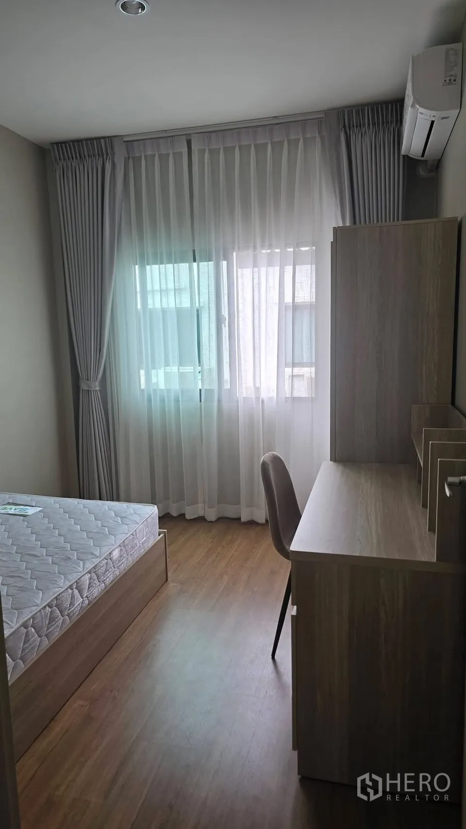 ทาวน์เฮาส์ for rent in Bang Phli, Samut Prakan - ห้องนอนรับแสงธรรมชาติ ม่านโปร่ง โต๊ะทำงาน และพื้นไม้