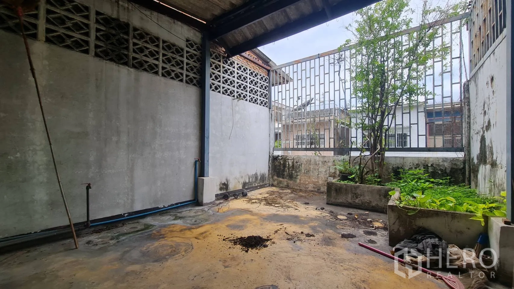 店屋 出租或出售在Watthana, Bangkok - 开放屋顶露台，种植槽与金属围栏，可望社区景观。