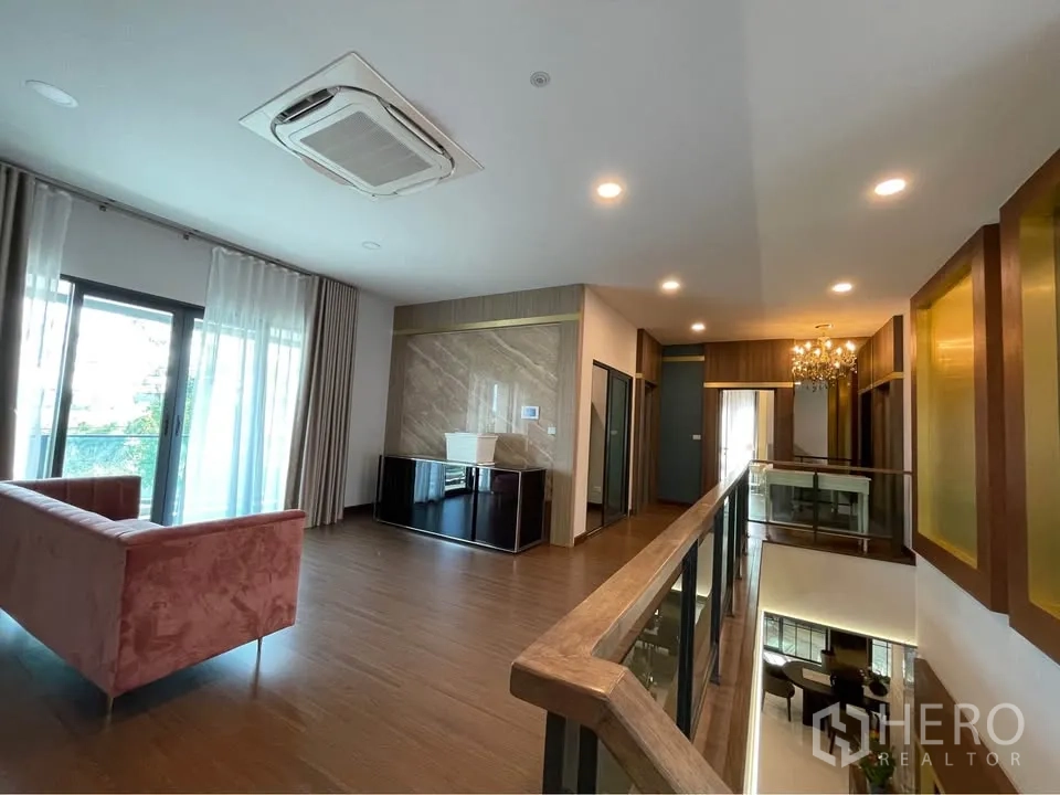 独栋房屋 for rent or sale in Bang Phli, Samut Prakan - 二层家庭起居室，木地板并通向阳台。