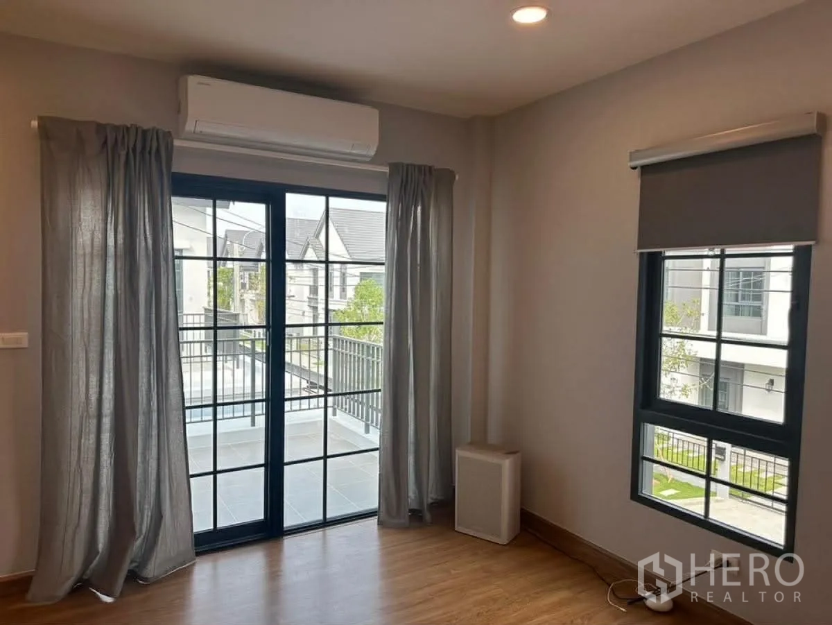 独栋房屋 for rent in Bang Phli, Samut Prakan - 卧室带推拉玻璃门通往阳台及侧窗。