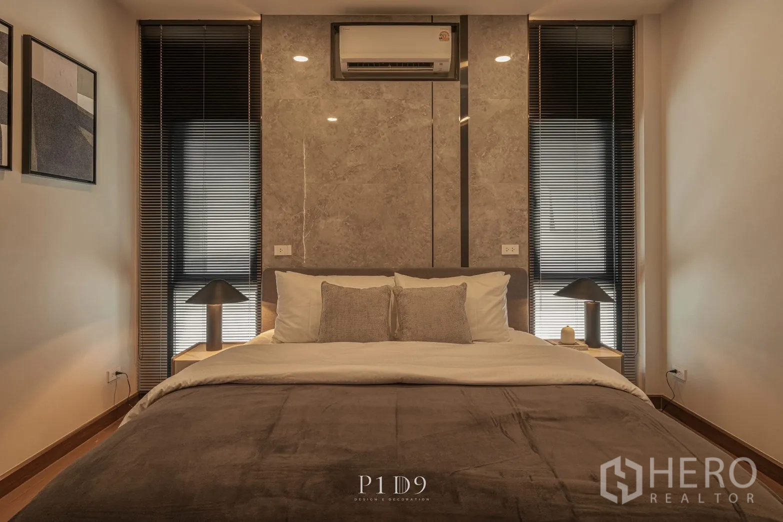 独栋房屋 for rent in Bang Phli, Samut Prakan - 卧室设仿石纹床头墙、窄窗与床头灯。