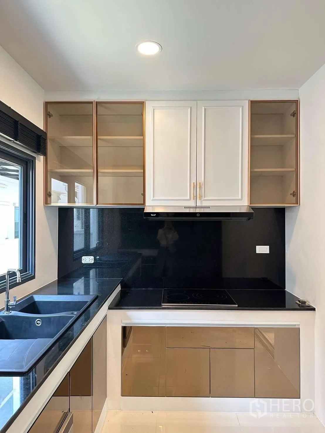 独栋房屋 for rent in Bang Phli, Samut Prakan - 厨房拐角设灶台、油烟机和双槽水槽，窗户通光。