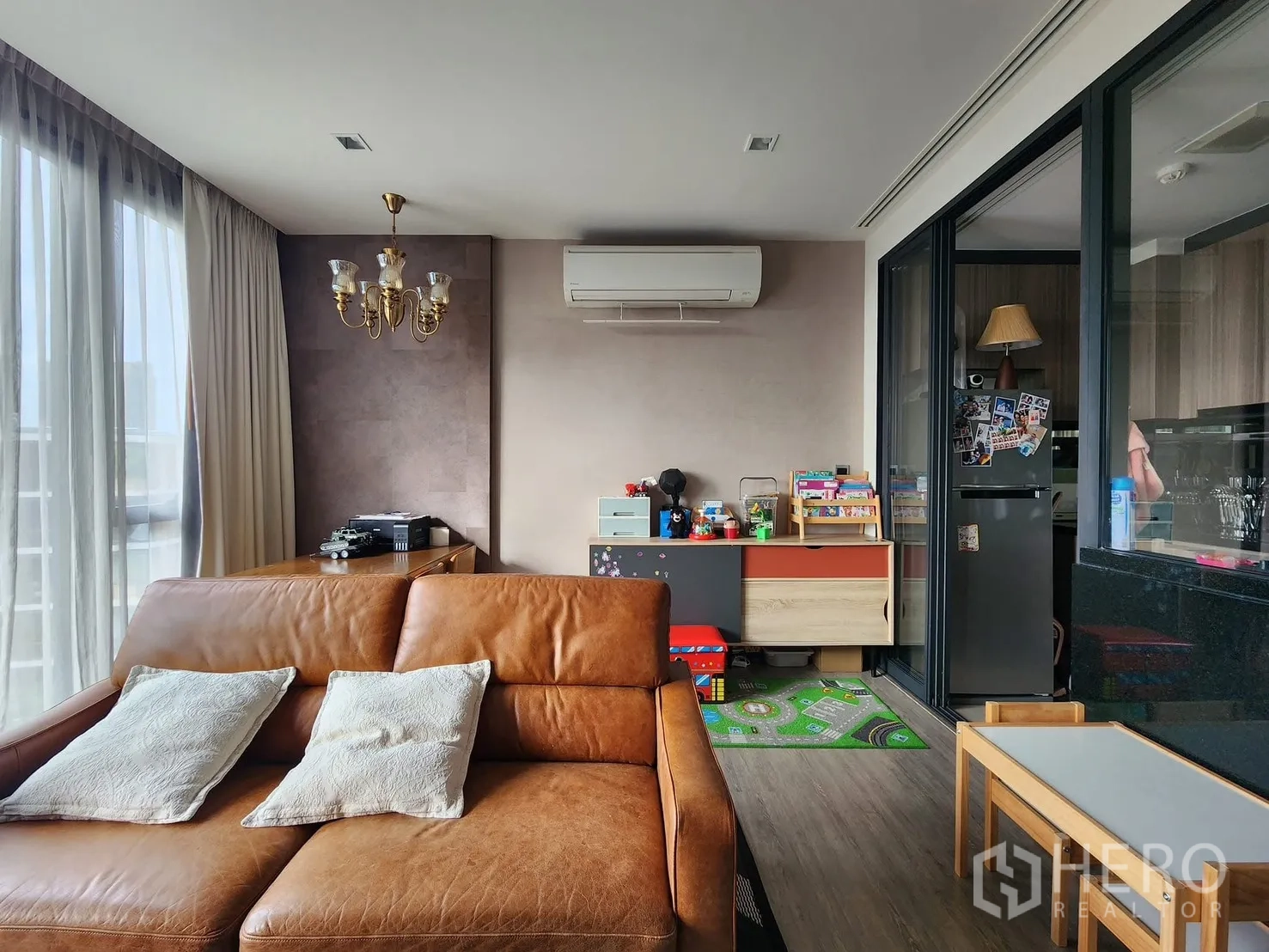 公寓 for rent in Watthana, Bangkok - 起居区设吊灯与空调，真皮沙发，厨房采用玻璃隔断。