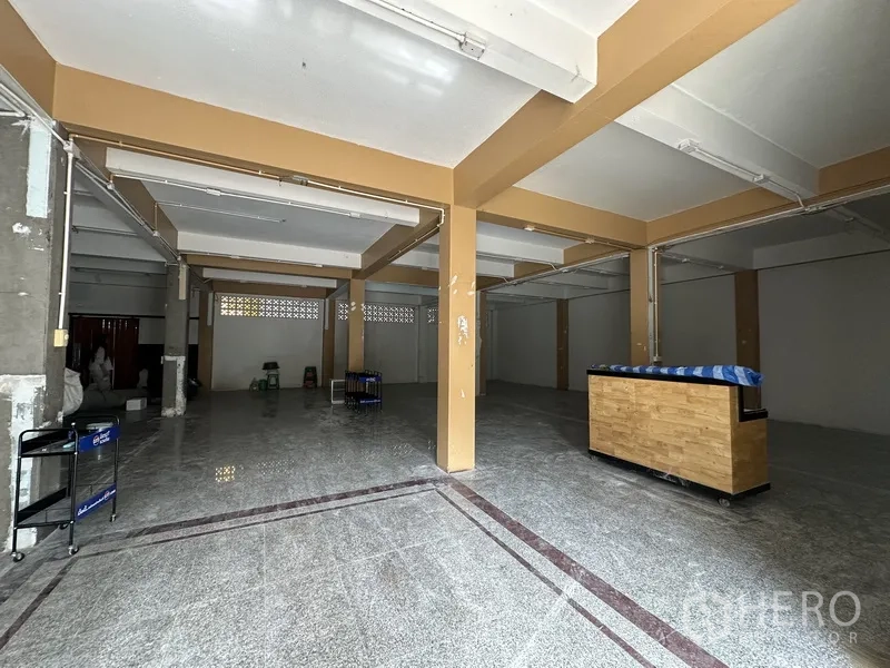 零售空间 for rent in Bang Rak, Bangkok - 零售空间内设米色立柱与可移动木质柜台。