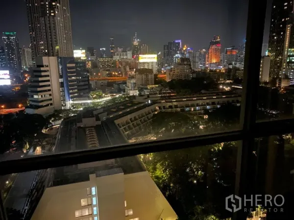 คอนโด ขายในPathum Wan, Bangkok - พาโนรามาวิวกลางคืนของกรุงเทพฯ จากหน้าต่างเหนือพื้นที่ต้นไม้