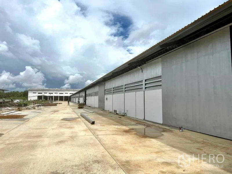 Warehouse for rent in Mueang Samut Prakan, Samut Prakan - Wide 14-meter access road running alongside the warehouse block, suitable for container trucks.