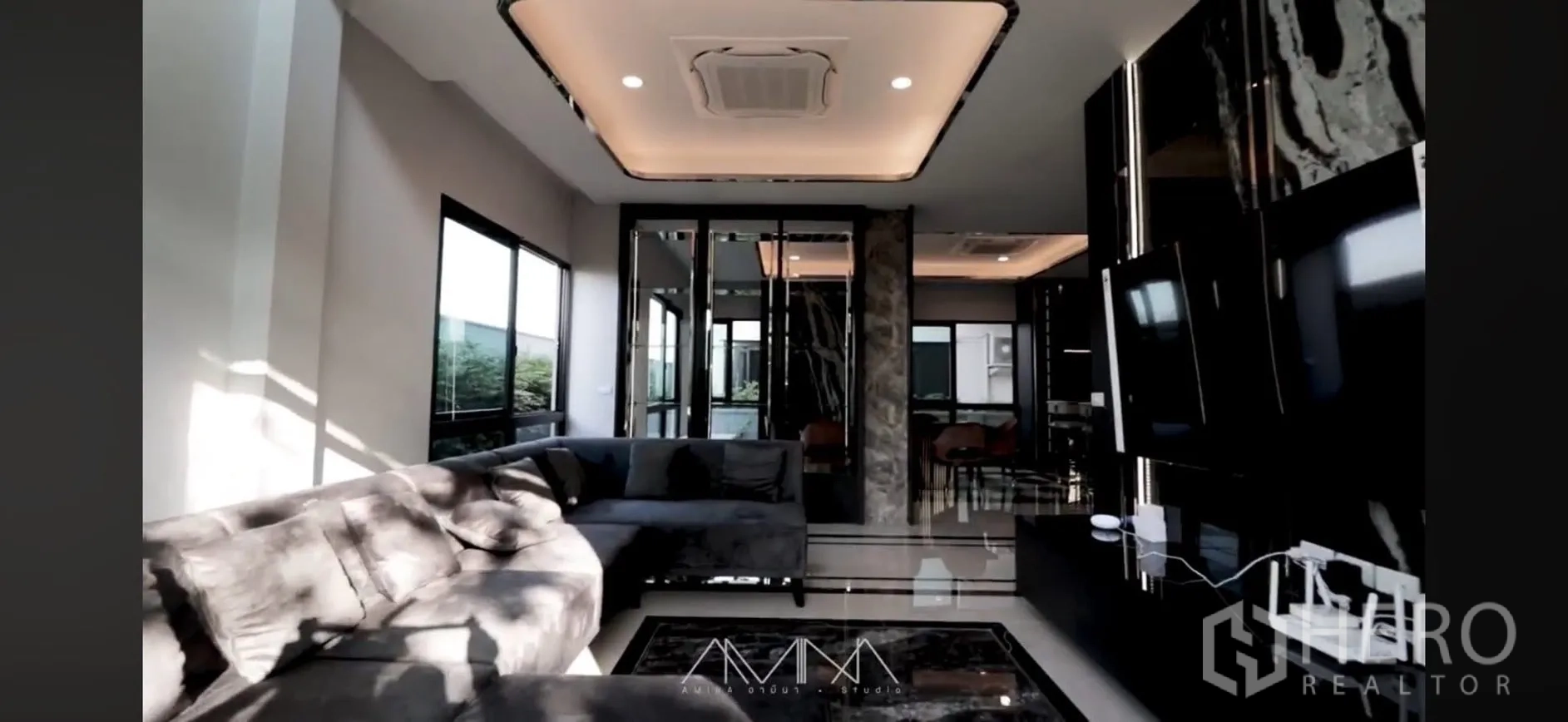 บ้านเดี่ยว for rent in Saphan Sung, Bangkok - ห้องนั่งเล่นมุมมองเพดานหลุม พร้อมหน้าต่างกว้างรับแสงธรรมชาติ
