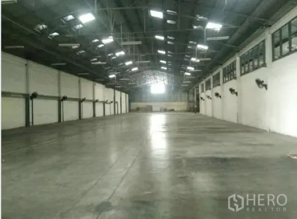 Warehouse for rent in Khlong Luang, Pathum Thani - Large clear-span warehouse with skylights and smooth heavy-duty flooring.