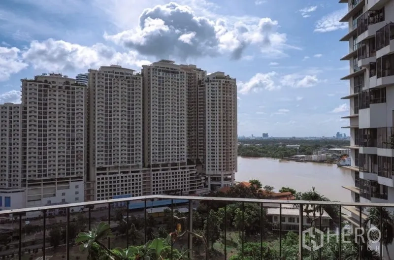 公寓 出租或出售在Yan Nawa, Bangkok - 阳台眺望昭披耶河与周边高楼