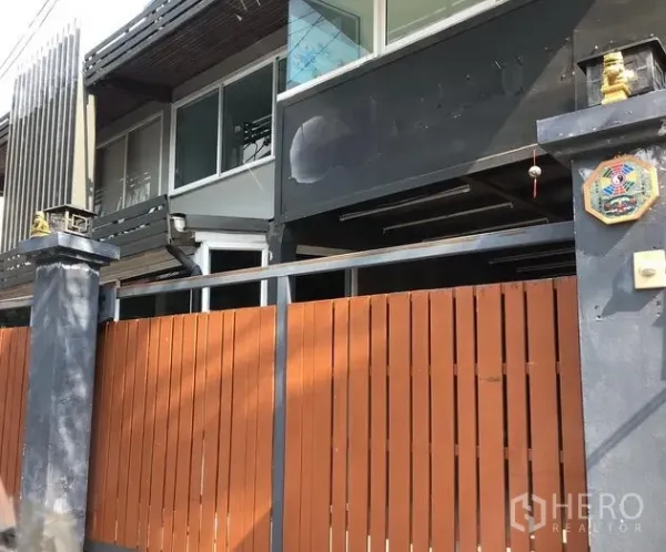 带办公室的家 出租在Watthana, Bangkok - 住家办公外观，木栅栏围墙与大面积玻璃窗。