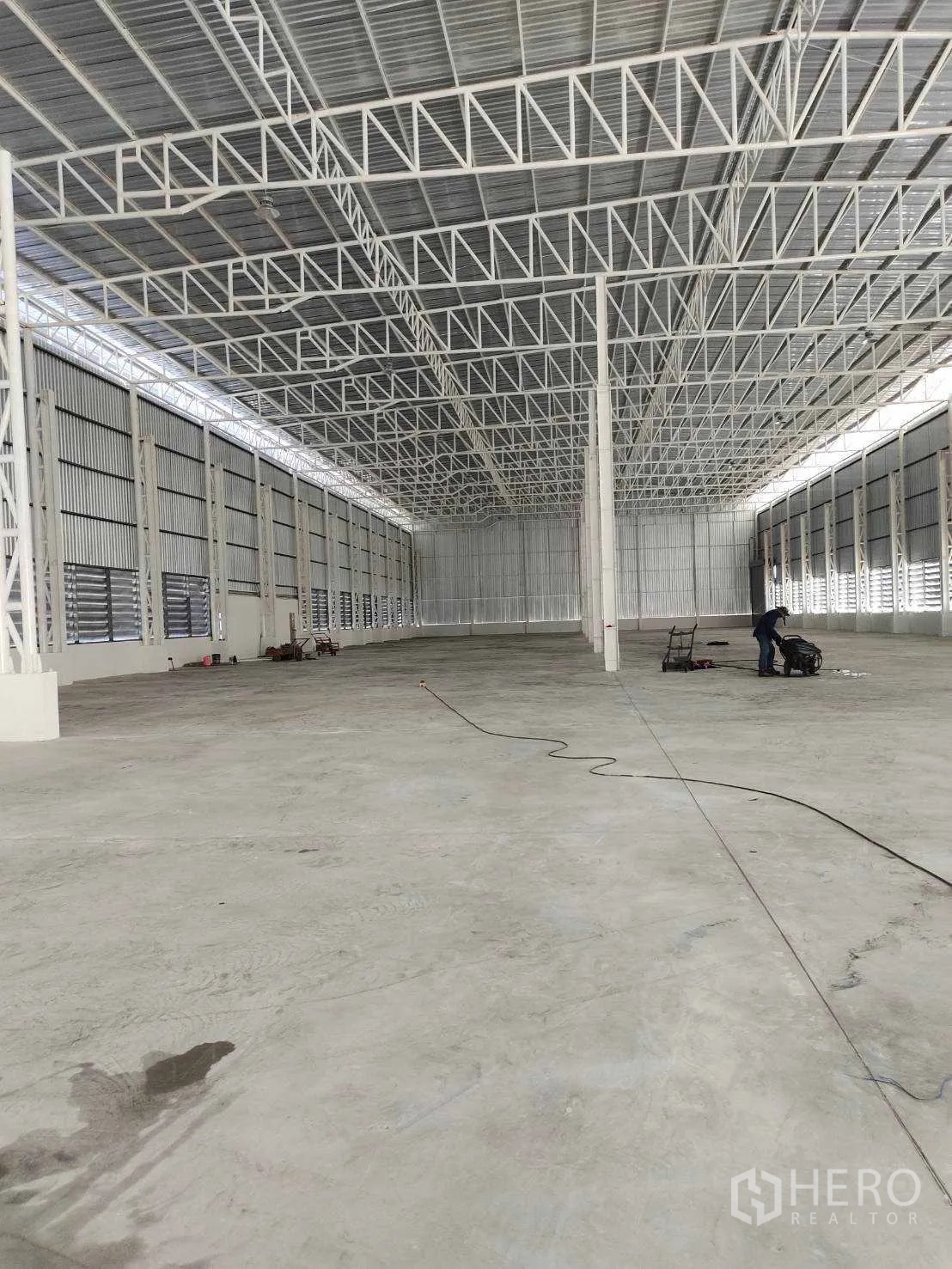 โรงงาน ขายในNikhom Phatthana, Rayong - ภายในโกดังพื้นที่กว้าง เพดานโครงเหล็กสูง และพื้นคอนกรีต