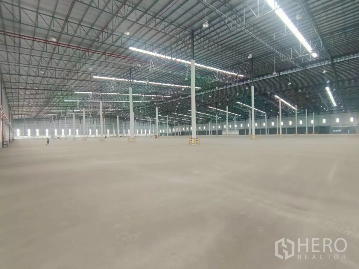 工厂 出租在Si Racha, Chon Buri - 大跨度仓储地面，适合大规模存储或装配线。