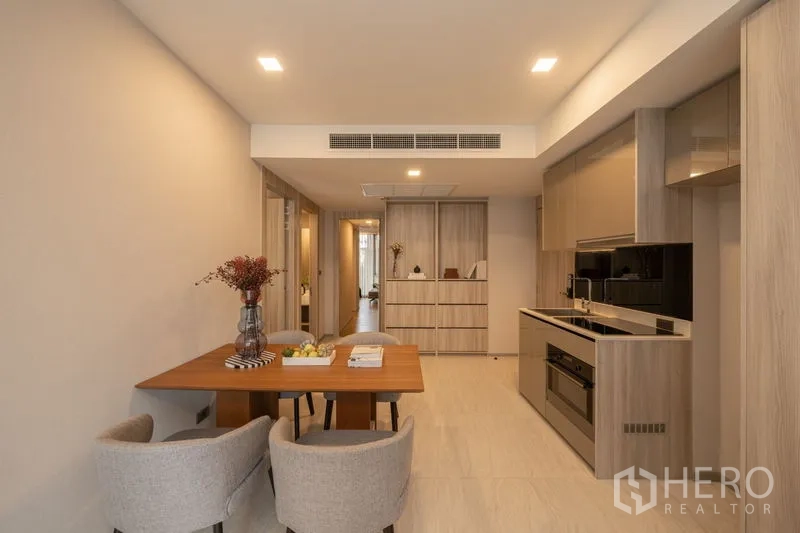 คอนโด ให้เช่าในWatthana, Bangkok - ครัวเปิดเคาน์เตอร์หิน กับโต๊ะอาหารไฟอบอุ่น