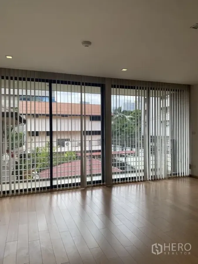 公寓 出租在Pathum Wan, Bangkok - 客厅铺木地板，落地窗与百叶帘，俯瞰巴吞旺社区景观的公寓视野