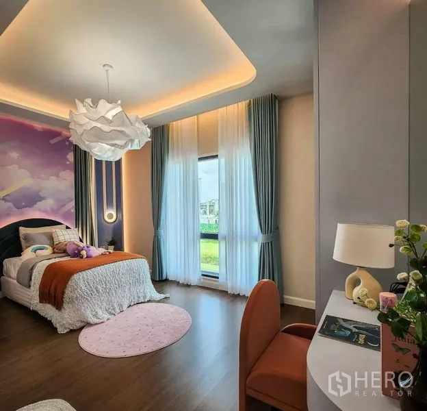 独立式住宅 出售在Bang Phli, Samut Prakan - 明亮卧室，云朵壁画，落地窗帘，书桌与花园景观
