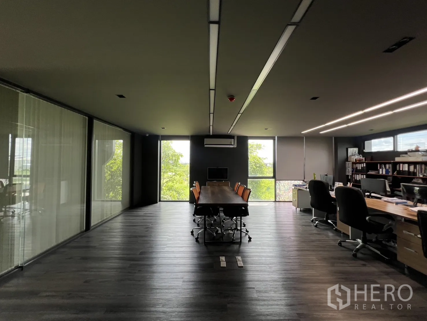 货栈 出售在Lat Krabang, Bangkok - 开放式办公区，长会议桌与通透窗景。