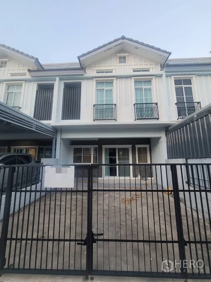 联排别墅 出租在Prawet, Bangkok - 现代联排别墅外立面，带有大门和小阳台。