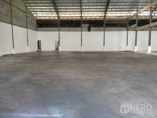 Warehouse for rent in Bang Phli, Samut Prakan - Open clear-span warehouse floor with polished concrete and roof lighting.