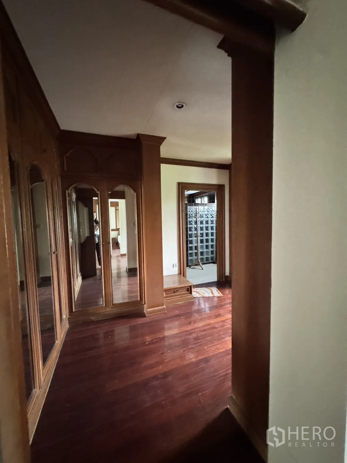 โฮมออฟฟิศ for rent in Watthana, Bangkok - โถงทางเดินพร้อมตู้เสื้อผ้าบิวท์อินบานกระจก พื้นไม้จริงเงาวาว
