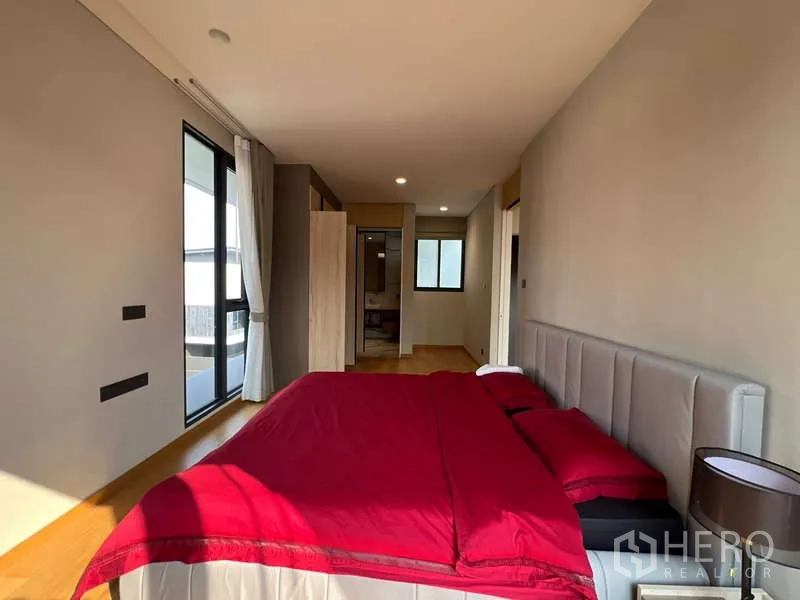 Detached House for rent in Suan Luang, Bangkok - Secondary bedroom with ensuite access and built‑in wardrobe.