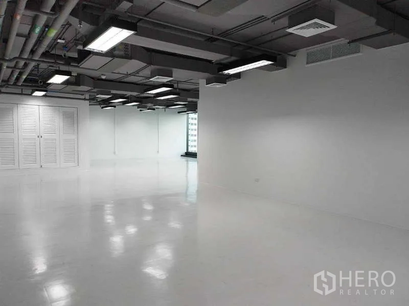 办公空间 出租 - 170㎡整层办公，灯具密布并设有内置储物柜。