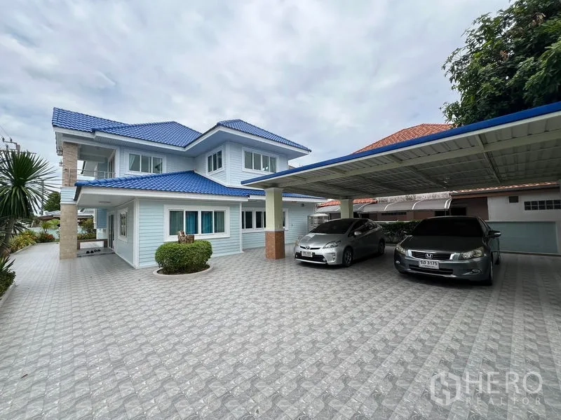 บ้าน ขายในMin Buri, Bangkok - โรงจอดรถขนาดใหญ่แบบมีหลังคา รองรับรถได้หลายคัน