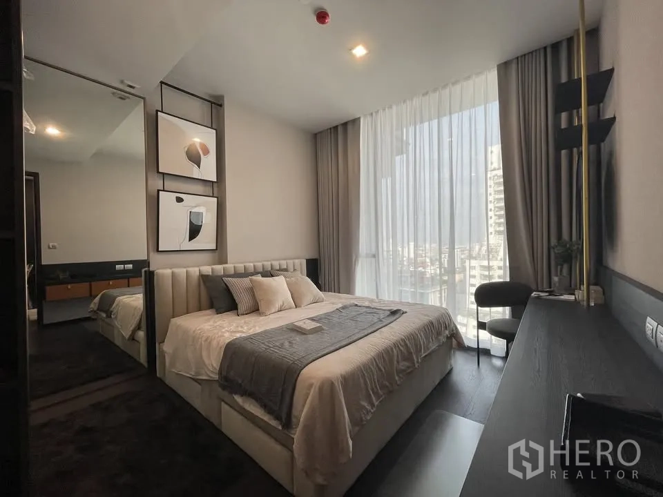 公寓 for rent in Watthana, Bangkok - 明亮卧室，落地窗与特大床，尽享城市景观。