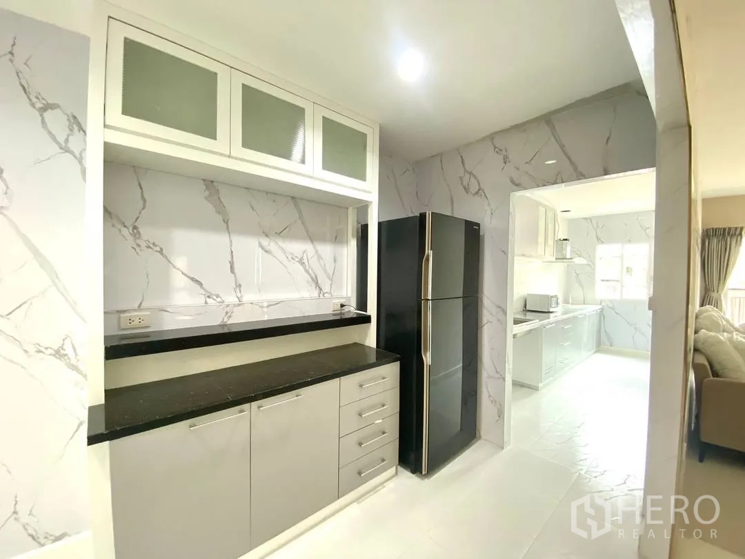 独栋房屋 for rent in Suan Luang, Bangkok - 备餐区连接厨房，设台面与冰箱。
