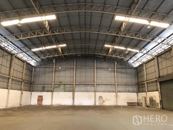 Factory for rent in Wang Noi, Phra Nakhon Si Ayutthaya - High‑clear steel‑truss warehouse interior with bright skylights and wide open floor.