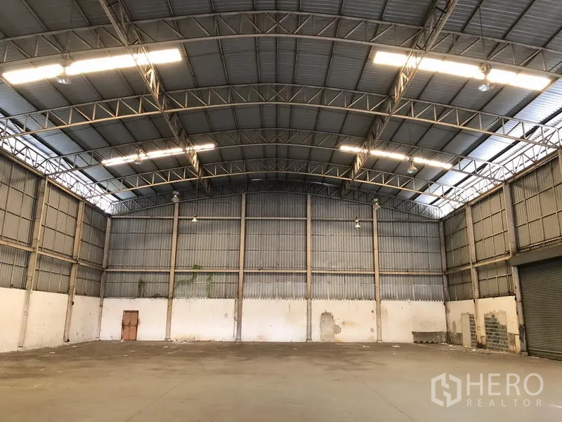 Factory for rent in Wang Noi, Phra Nakhon Si Ayutthaya - High‑clear steel‑truss warehouse interior with bright skylights and wide open floor.