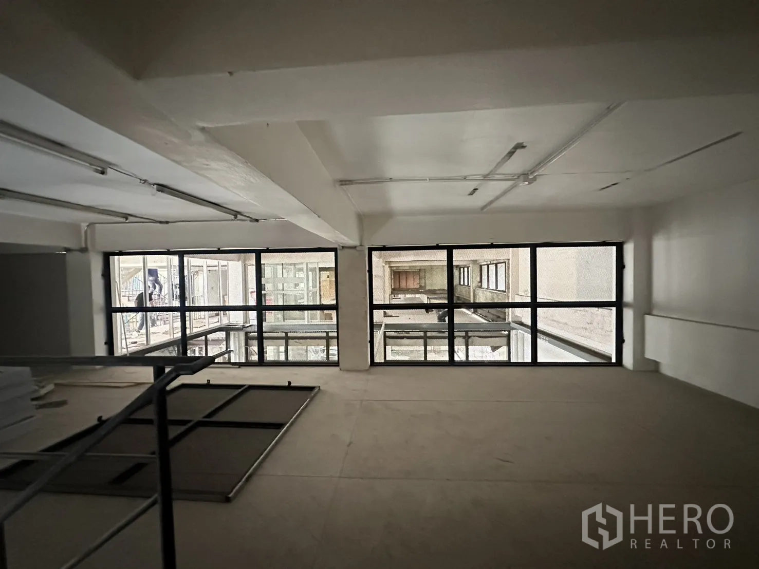 พื้นที่ขายของ for rent in Watthana, Bangkok - พื้นที่ชั้นบนแบบเปิดโล่ง มีผนังกระจกเต็มแนวและไฟเพดานให้แสงสว่าง