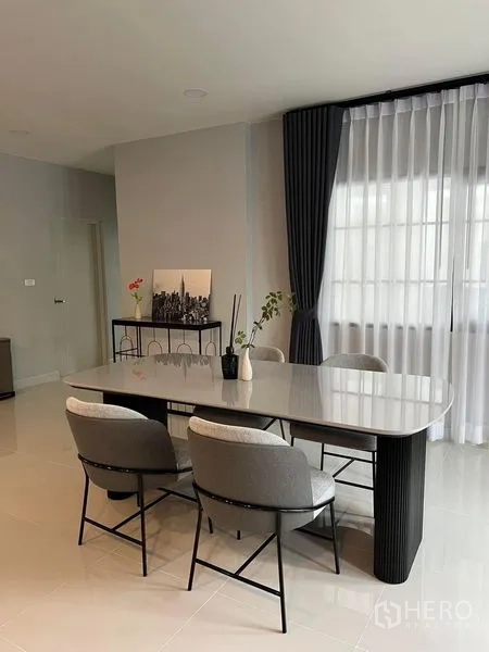 独立式住宅 出租在Bang Phli, Samut Prakan - 独立湿区厨房，黑色水槽，亮面橱柜与窗户通风。