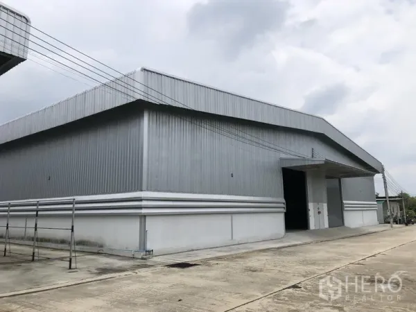 货栈 出租在Lat Lum Kaeo, Pathum Thani - 金属外墙的现代仓库外观，配宽阔车道与装卸区