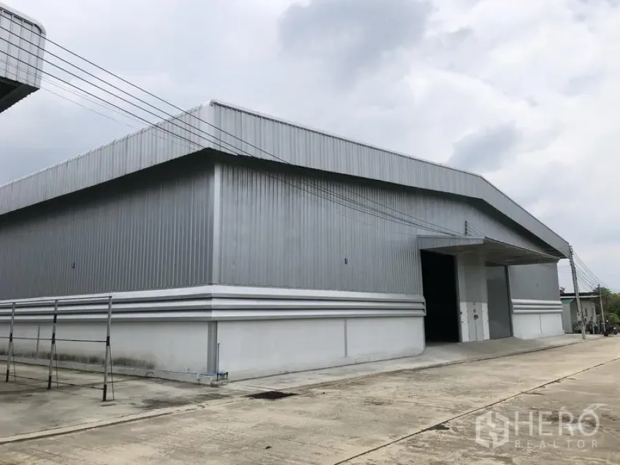 货栈 出租在Lat Lum Kaeo, Pathum Thani - 金属外墙的现代仓库外观，配宽阔车道与装卸区