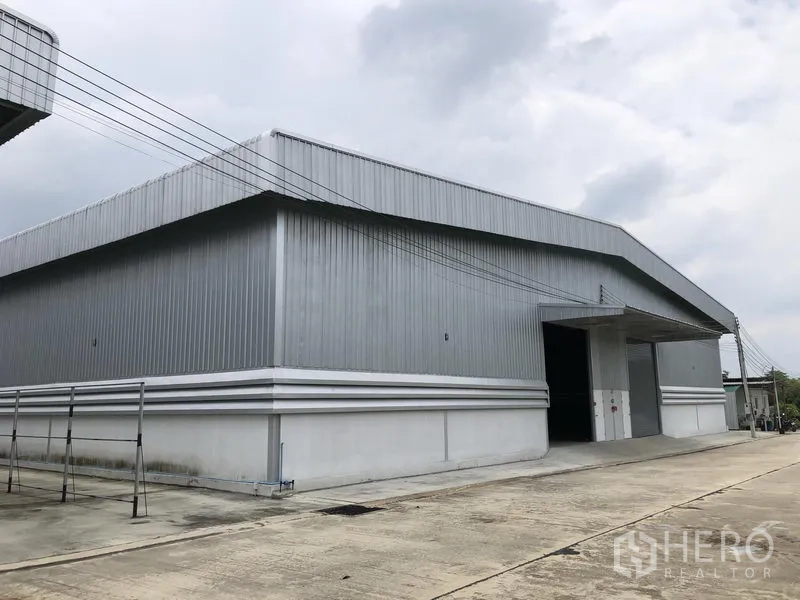 货栈 出租在Lat Lum Kaeo, Pathum Thani - 金属外墙的现代仓库外观，配宽阔车道与装卸区