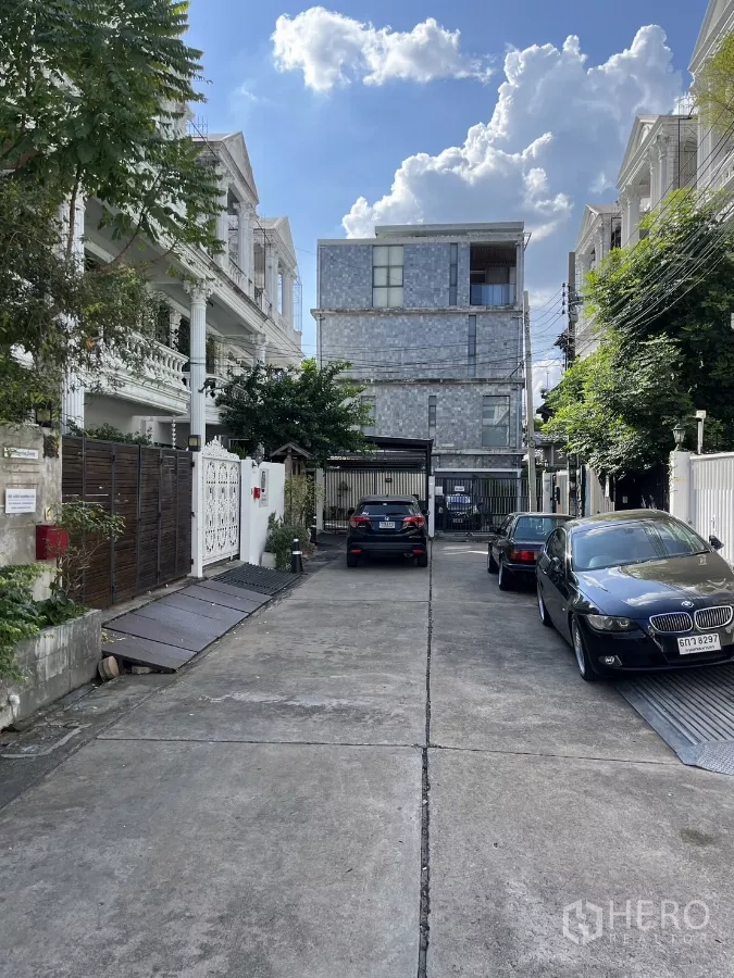 带办公室的家 出租 - 安静巷道与房屋大门的社区景观