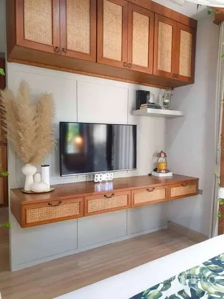 บ้าน ขายในBang Phli, Samut Prakan - ผนังทีวีบิลท์อินตู้ลายหวายและชั้นลอยในห้องนอน