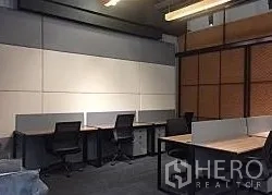 办公空间 出租在Khlong Toei, Bangkok - 多组工位配人体工学椅、地毯与吸音面板的紧凑办公空间。