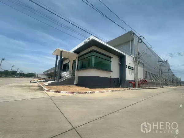 คลังสินค้า ให้เช่าในBang Phli, Samut Prakan - อาคารโกดังสมัยใหม่พร้อมออฟฟิศมุมอาคารและลานคอนกรีตกว้าง บางพลี
