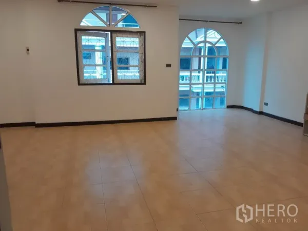 联排别墅 出租在Khlong Toei, Bangkok - 大房间，拱形窗户与浅色地砖，墙面素净