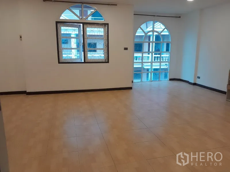 联排别墅 出租在Khlong Toei, Bangkok - 大房间，拱形窗户与浅色地砖，墙面素净