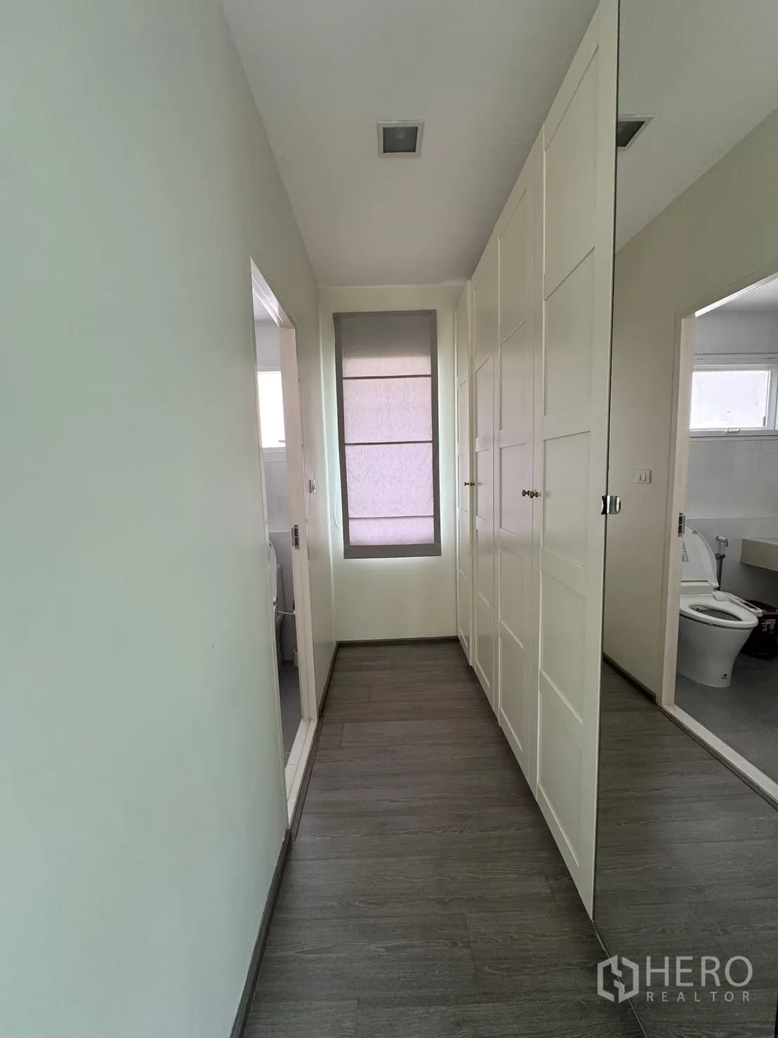 บ้านเดี่ยว for rent in Bang Phli, Samut Prakan - โถงชั้นบนมีตู้บิวท์อินเต็มสูงและกระจก ข้างประตูห้องน้ำ