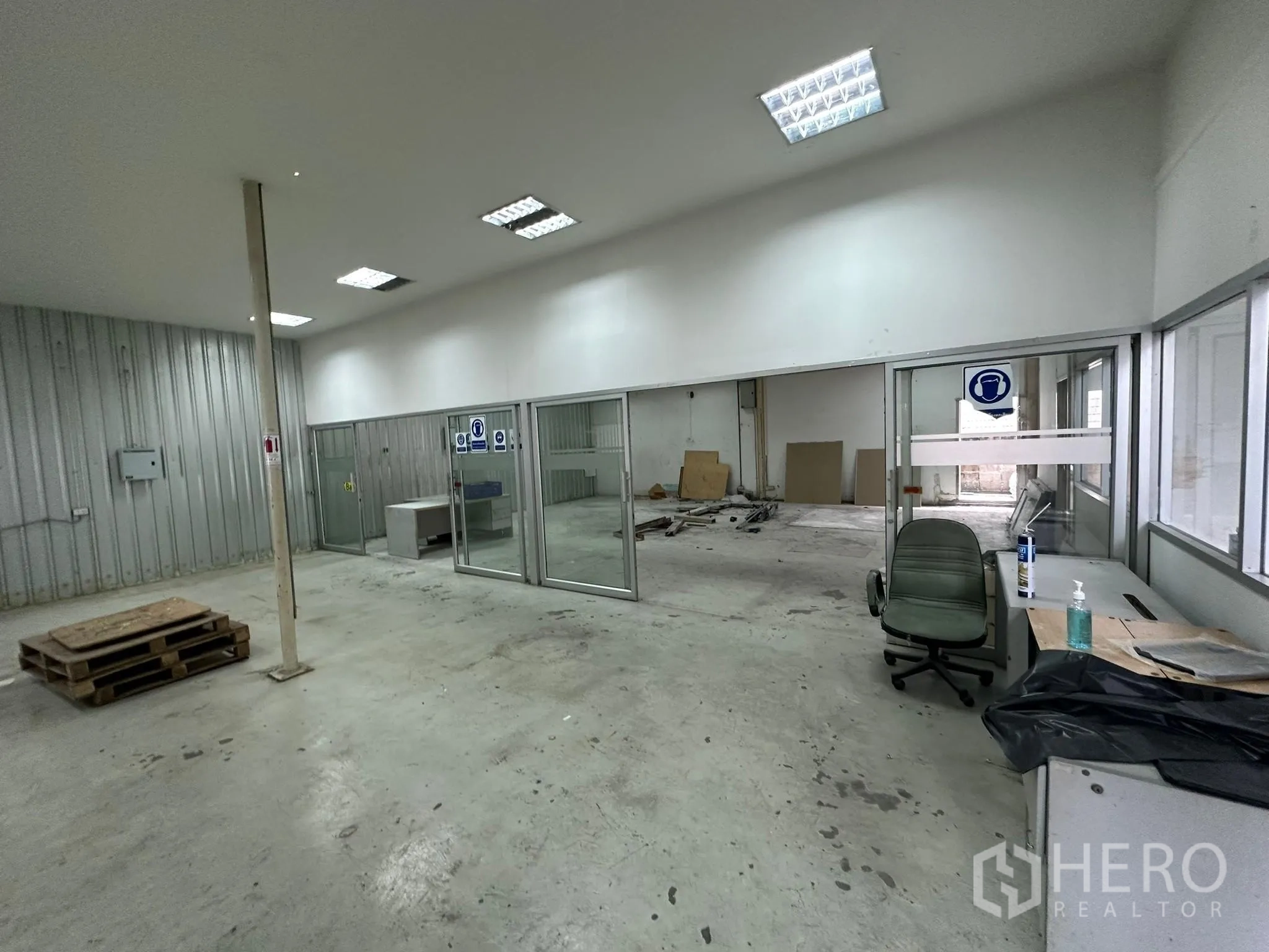 货栈 出租在Huai Khwang, Bangkok - 生产/包装区，玻璃隔间办公室与金属墙体。