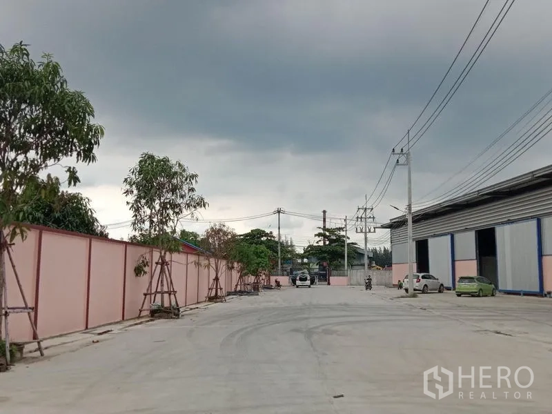 โรงงาน ให้เช่าในBan Phaeo, Samut Sakhon - ถนนหน้าโครงการพร้อมจัดสวนต้นไม้และกำแพงรั้วปลอดภัย