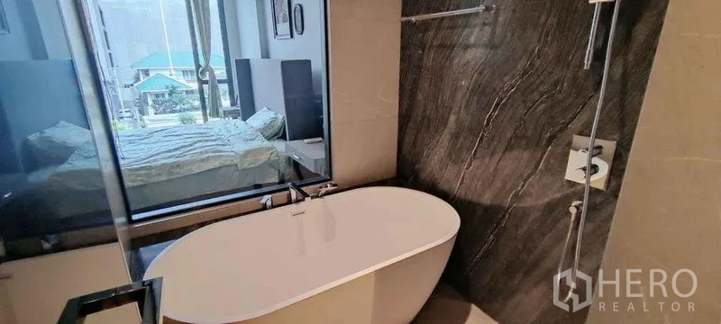 公寓 出租在Watthana, Bangkok - 豪华卫浴，独立浴缸、玻璃淋浴区，并设观景窗。
