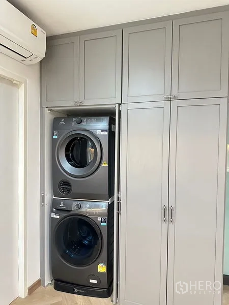 独立式住宅 出租或出售 - 洗衣柜内叠放洗衣机与干衣机，定制橱柜收纳。