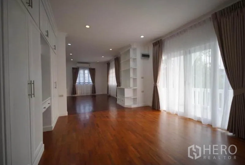บ้าน ให้เช่าในBang Phli, Samut Prakan - ห้องนอนใหญ่สว่าง มีประตูออกระเบียงและตู้บิวท์อิน