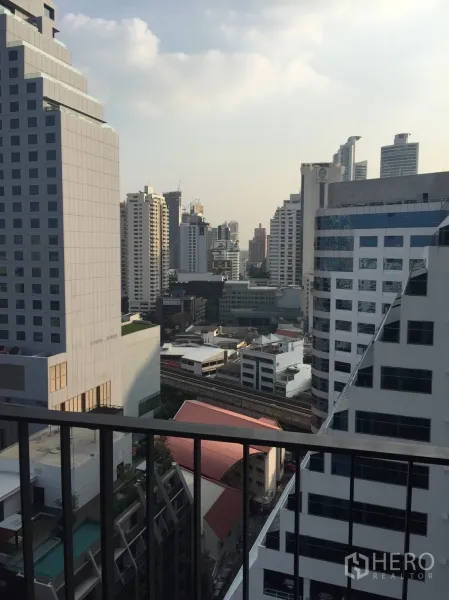 คอนโด ให้เช่าในWatthana, Bangkok - ระเบียงชั้นสูงมองเห็นวิวสกายไลน์สุขุมวิทและแนวรถไฟฟ้า